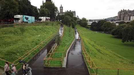 Timelapse-De-Personas-Caminando-En-Princes-Street-Garden-Bajo-La-Lluvia