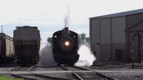 Strasburg,-Pennsylvania---August-26,-2019:-An-old-steam-train-running-on-the-tracks-in-Strasburg,-Pennsylvania-on-August-26,-2019