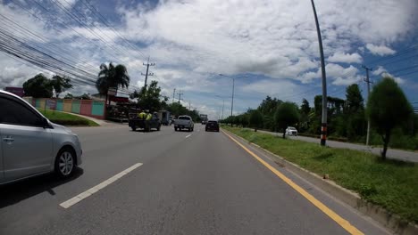 Este-Es-Un-Lapso-De-Tiempo-Con-Una-Cámara-De-Acción-Montada-Frente-Al-Camión,-Conduciendo-De-Pranburi-A-Hua-Hin-Y-De-Hua-Hin-A-Bangkok-En-Phet-Kasem-Road