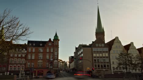 Schwenkzeitraffer-Einer-Belebten-Kreuzung-In-Lübeck,-Deutschland,-Mit-St