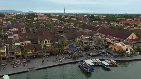 Vista-Aérea-De-Hoi-An-En-Vietnam-Orbitando-Barcos-Y-Edificios