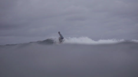 Surfistas-Filipinos-Asiáticos-Disfrutando-De-Pequeñas-Olas-En-Un-Clima-Sombrío