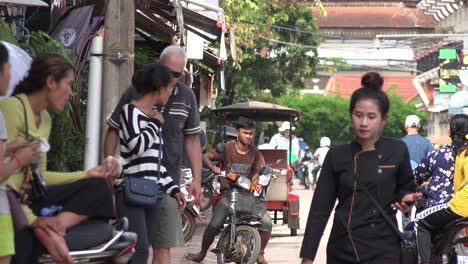 Tourists-on-a-Busy-Steet-in-the-Day