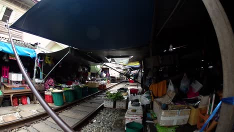 Un-Emocionante-Viaje-En-Tren-Al-Mercado-Ferroviario-De-Mae-Klong