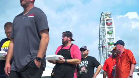 Köche-Des-Grillwettbewerbs-übergeben-Ihre-Grillteller-An-Die-Jury-Des-Austin-Rodeo-Grillwettbewerbs