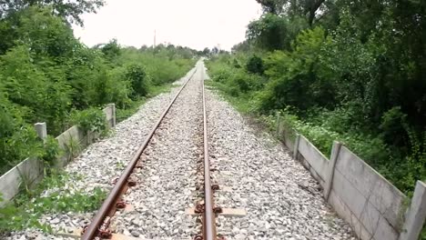 Un-Emocionante-Viaje-En-Tren-Al-Mercado-Ferroviario-De-Mae-Klong