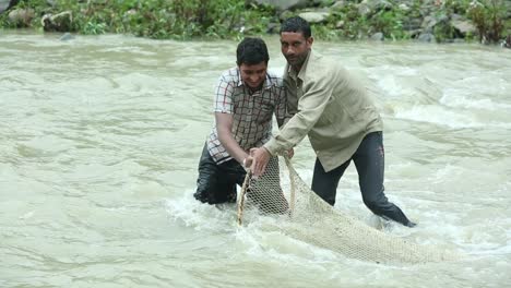 Fish-killing-festival-of-the-Himalaya:-Maund-Mela