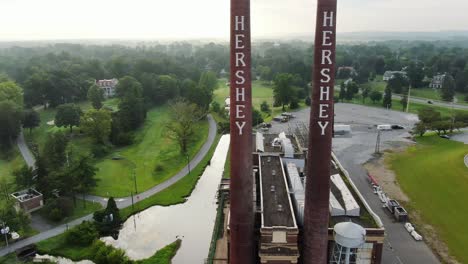 Chimeneas-De-La-Planta-De-Fabricación-De-La-Compañía-De-Chocolate-Hershey-Hacia-Un-Pequeño-Arroyo