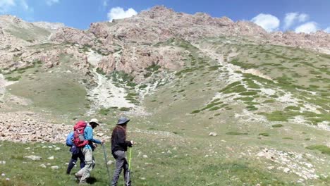 Wandern-In-Den-Wunderschönen-Alay-bergen-In-Der-Osch-region-In-Kirgisistan