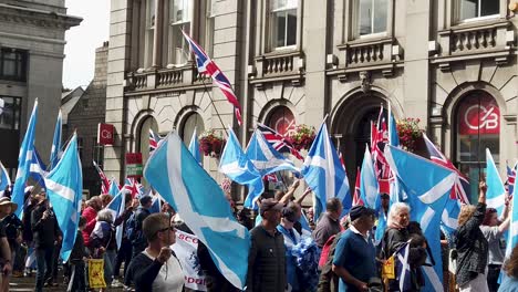 Cámara-Lenta-De-Las-Banderas-Union-Jack-Y-St-Andrew-Ondeando-Durante-La-Independencia-Escocesa-En-La-Ciudad-De-Aberdeen