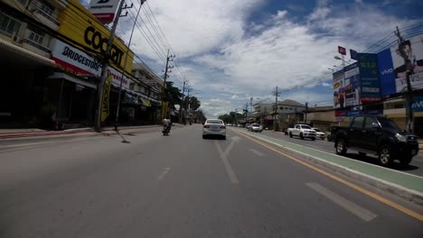 Este-Es-Un-Lapso-De-Tiempo-Con-Una-Cámara-De-Acción-Montada-Frente-Al-Camión,-Conduciendo-De-Pranburi-A-Hua-Hin-Y-De-Hua-Hin-A-Bangkok-En-Phet-Kasem-Road