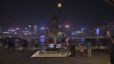 Toma-De-Cardán-Del-Paseo-Marítimo-De-Tsim-Sha-Tsui-Por-La-Noche---La-Estatua-De-Los-Premios-De-Cine-De-Hong-Kong