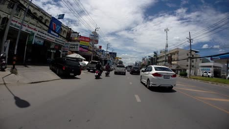 Dies-Ist-Ein-Zeitraffer-Mit-Einer-Vor-Dem-Lkw-Montierten-Action-kamera,-Die-Auf-Der-Phet-Kasem-Road-Von-Pranburi-Nach-Hua-Hin-Und-Von-Hua-Hin-Nach-Bangkok-Fährt