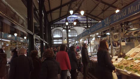 Cámara-Lenta-Caminando-Entre-Personas-En-Puestos-De-Pescado-Fresco-En-El-Mercado-Español