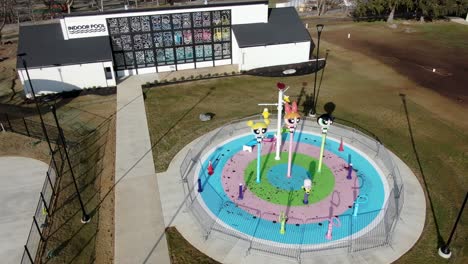 Personajes-De-Las-Chicas-Polvorientas-En-El-Hotel-De-La-Red-De-Dibujos-Animados,-Toma-Aérea-En-órbita-Junto-A-La-Piscina-Cubierta