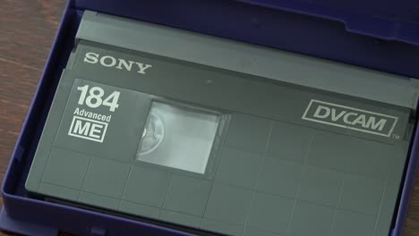 Sony-DVCAM-Kassette-In-Einer-Offenen-Box-Mit-Ausgang