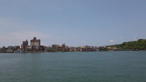 La-Vista-De-La-Isla-Cijin-Desde-El-Ferry-Que-Sale-De-Kaohsiung,-Taiwán