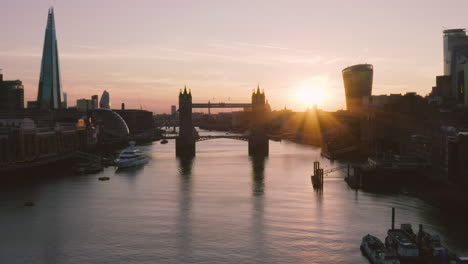 Vista-Aérea-De-Londres,-Incluido-El-Puente-De-La-Torre,-El-Fragmento-Y-El-Río-Támesis-Mientras-Se-Pone-El-Sol