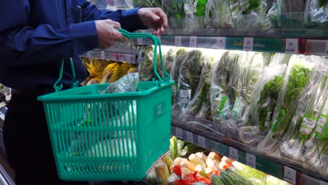 Mann-Kauft-In-Einem-Supermarkt-Ein