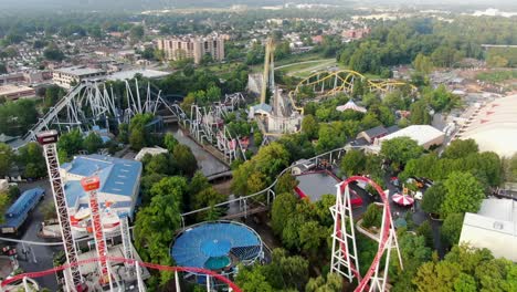 Achterbahnen-Und-Fahrgeschäfte-Im-Hershey-Park-An-Einem-Hellen-Sommermorgen