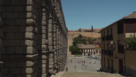 Vista-Pov-Caminando-Por-Los-Escalones-Junto-Al-Antiguo-Curso-De-Agua-Del-Acueducto-En-Segovia,-España-Cerca-De-Madrid