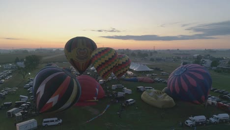 Luftaufnahme-Eines-Sonnenaufgangs-Heißluftballons,-Die-An-Einem-Klaren-Sommermorgen-Bei-Einem-Ballonfestival-Abheben