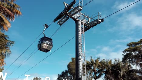 Teleférico-único-Con-Un-Cielo-Azul-Claro-En-Un-Día-Soleado