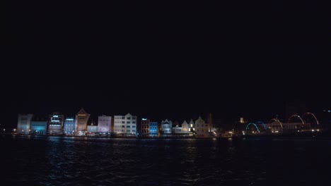 Un-Lapso-De-Tiempo-De-La-Bahía-De-St-Anna-Con-La-Ciudad-Frente-Al-Mar-De-Willemstad,-Curacao-En-El-Fondo