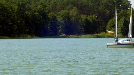 Yate-De-Dos-Mástiles-Navegando-En-El-Lago-Wdzydze-En-El-Parque-Paisajístico-Kashubian-En-El-Voivodato-De-Pomeranian