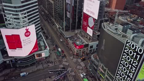 Volando-Alto-Sobre-Anuncios-De-Tiendas-De-Navidad-En-Yonge-Dundas-Square-En-Toronto