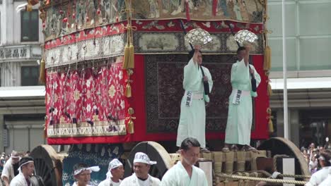 Riesiger-Hoko,-Der-Sich-Auf-Der-Straße-Bewegt,-Mit-Menschen-Darauf-–-Yamaboko-Junko-Prozessionen-Von-Festwagen-–-Gion-Matsuri-Festival-In-Kyoto,-Japan