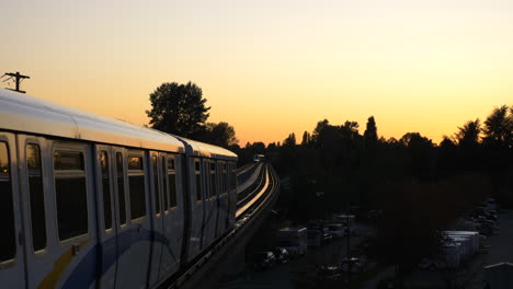 Vancouver-Skytrain-Partiendo-Mientras-Otro-Llega