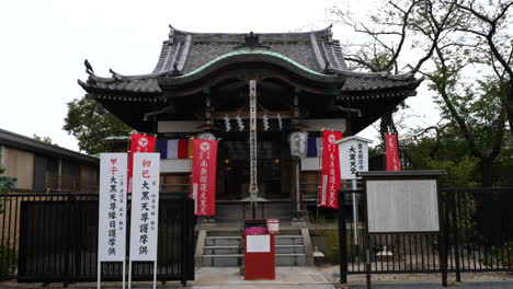 Daikokutendo,-Ein-Kleiner-Shinto-Schrein-Im-Ueno-Park-In-Tokio