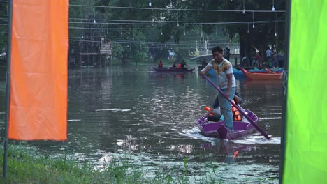 Pareja-Terminando-Un-Paseo-En-Bote-Por-El-Río