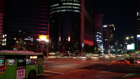 Lapso-De-Tiempo-De-Cruce-De-La-Estación-De-Gangnam,-Senderos-De-Luz-Y-Tráfico-Nocturno-De-La-Calle-Principal-De-Seúl-Estática