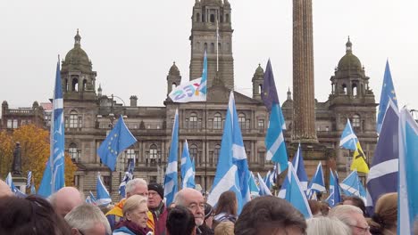 Eine-Zeitlupe-Und-Nahaufnahme-Einer-Menschenmenge-Mit-Den-Glasgow-City-Chambers-Im-Hintergrund