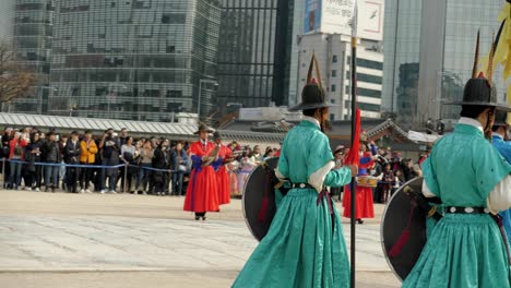 Ceremonia-De-Cambio-De-Guardia-En-La-Puerta-Del-Palacio-Gyeongbokgung-Seúl,-Corea-Del-Sur