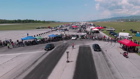 Luftabstieg-über-Eine-Kleine-Drag-Racing-Strecke