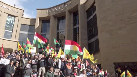 Nahaufnahme-Von-Menschen,-Die-Gegen-Die-Türkische-Besetzung-Und-Die-Ethnische-Säuberung-Der-Kurden-In-Glasgow-Protestieren