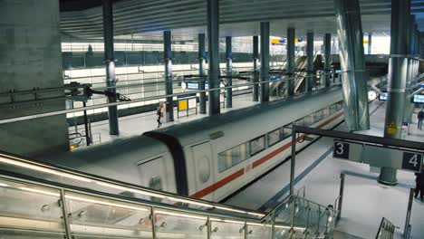 Escenario-Cinematográfico-De-La-Estación-De-Tren-Moderna-Con-Expreso-Interurbano