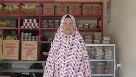 Old-Asia-Indonesia-woman-standing