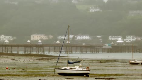 Regnerischer-Garth-Pier-Bangor-Promenade-Nordwales-Landschaft-Boote-Im-Gezeitenhafen-Sandbänke