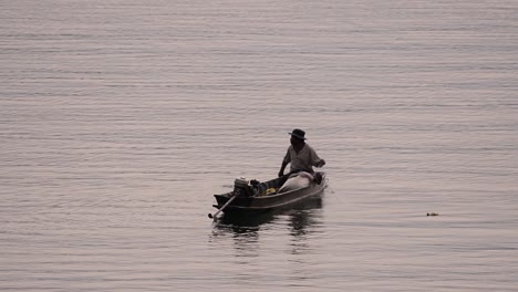 Siluetas-De-Pescadores-Mientras-Lanza-Y-Saca-Su-Red-En-El-Río-Antes-Del-Anochecer