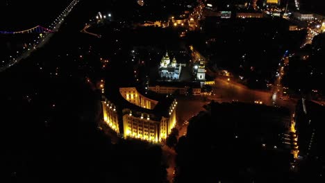 Vista-Aérea-De-Kiev-Por-La-Noche-Con-Luces-De-Calle-Y-Luces-De-Construcción