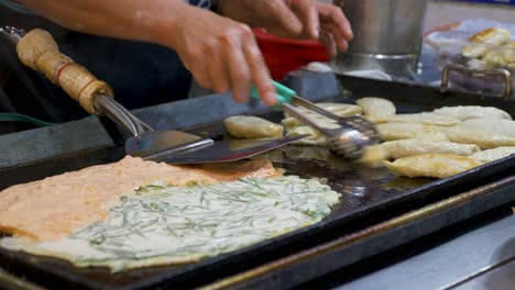 Primer-Plano-De-Un-Vendedor-Ambulante-De-Corea-Del-Sur-Prepara-Comida-En-El-Mercado-Nocturno-De-Seúl