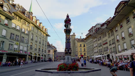 Berna-Suiza,-Alrededor-De:-Calle-Comercial-Con-Torre-Del-Reloj-En-La-Ciudad-De-Berna-En-Suiza