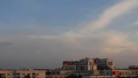 Bukarest,-Rumänien-8.-November:-Zeitraffer-Des-Blauen-Himmels,-An-Einem-Tag-Mit-Wolken-Und-Konstruktionen-Im-Hintergrund