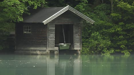 Nahaufnahme-Eines-Kleinen-Bootshauses-An-Einem-See-Im-Wald,-Eine-Friedliche-Aussicht