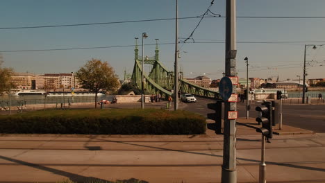 Grüne-Metallbrücke-über-Die-Donau-In-Der-Stadt-Budapest-Ungarn