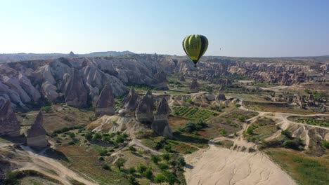 Globo-De-Aire-Caliente-Flotando-Sobre-El-Paisaje-De-Capadocia,-Retire-La-Antena